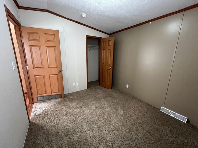 Building Photo - 3 Bed / 2 Bath Fully Fenced Yard in North ...