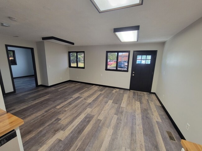 Building Photo - Newly renovated 2 Bed 1 Bath, PETS WELCOME...