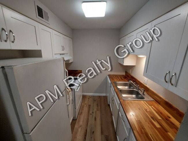 Building Photo - One bedroom in quiet Rosewood