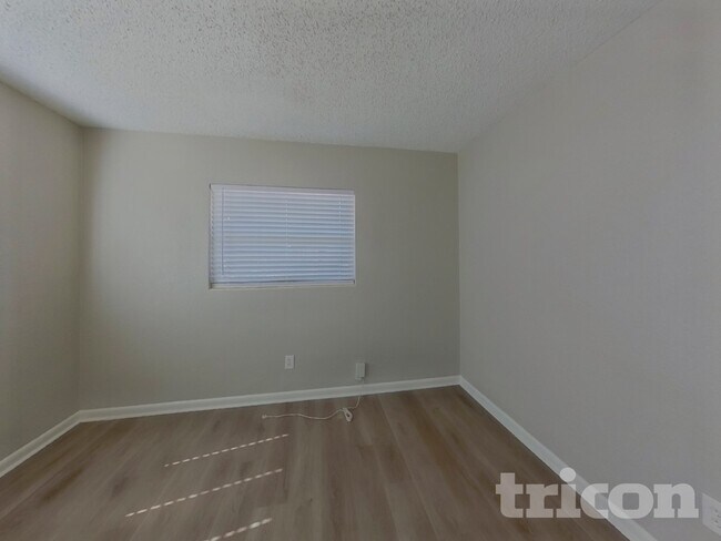 Building Photo - 1440 Overlea St