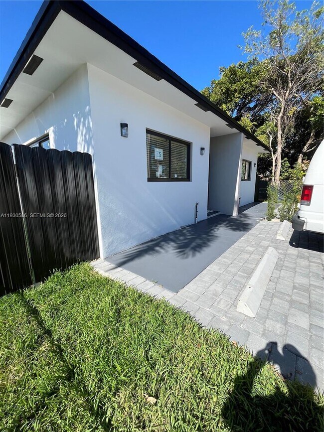 Building Photo - 119 NW 5th Ave