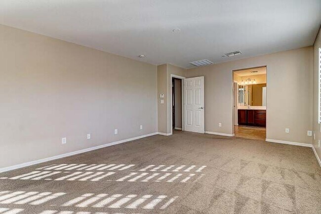 Building Photo - Beautiful 3 bedroom