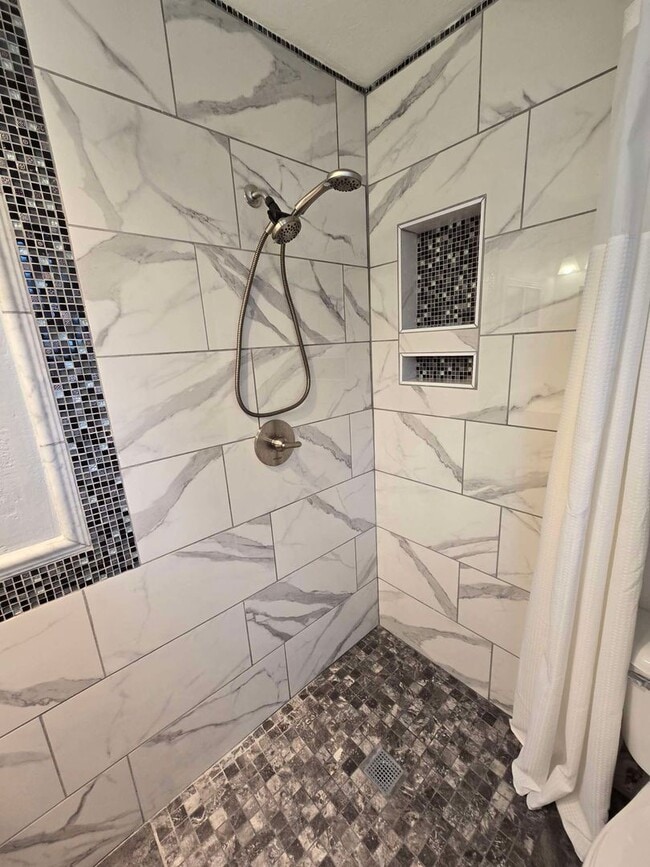 Building Photo - Spacious Home in NE Heights
