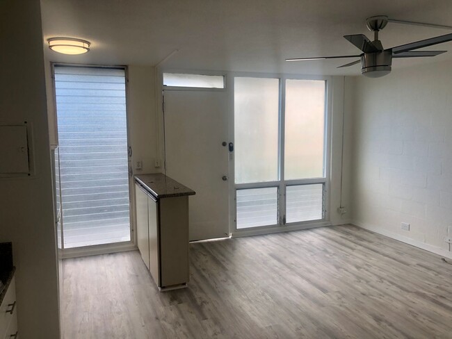 Building Photo - Cozy 1 Bedroom Near UH