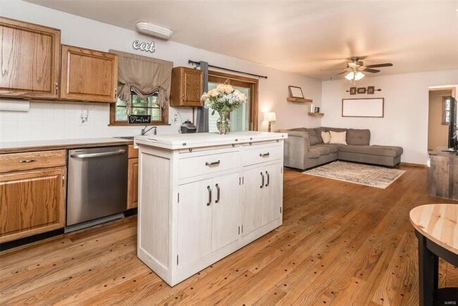 Building Photo - Fantastic 3bd/3ba home! Coming soon!