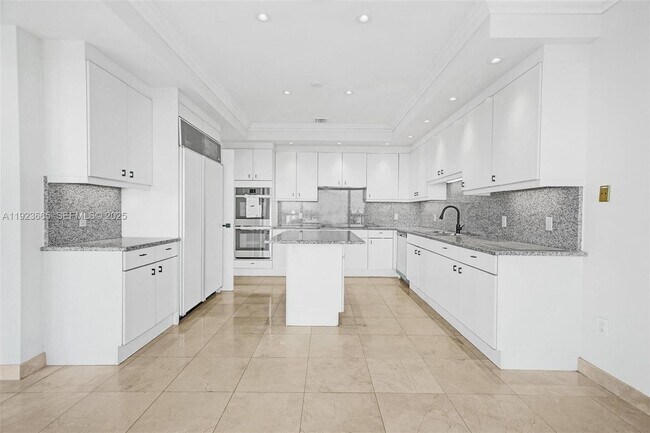 Building Photo - 10101 Collins Ave