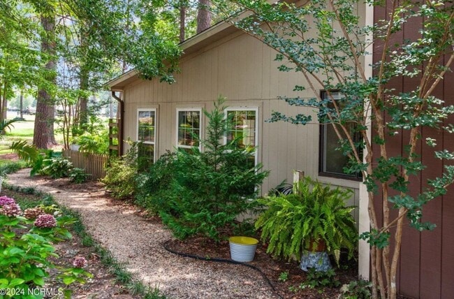 Building Photo - Exquisite One Level Townhome Quarterdeck Townes 2x2 Riverbend