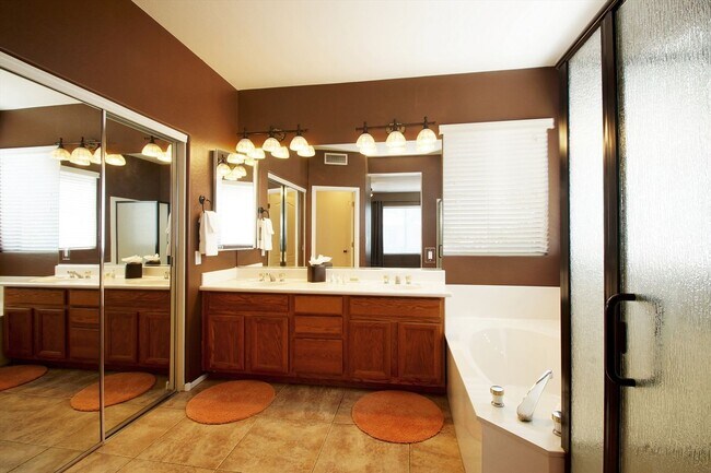 Building Photo - 4 Bedroom Furnished Gilbert Home