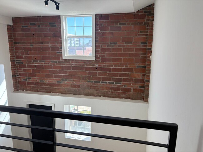 Building Photo - One bedroom loft in Midtown OKC!