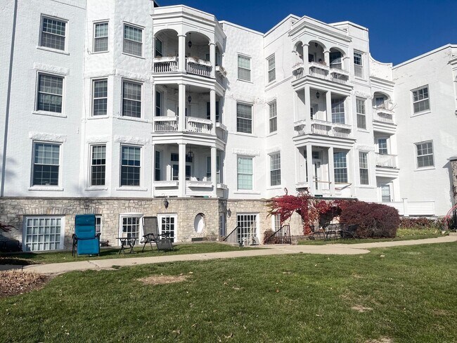 Building Photo - 1228 E Juneau Ave