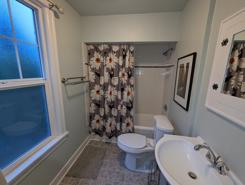 Roomy bathroom with deep soaking tub - 1544 Southeast Tolman Street