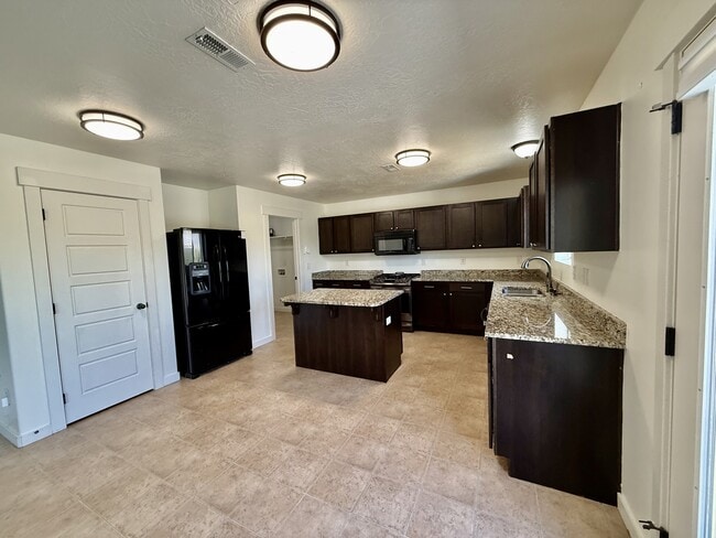 Building Photo - 722 S Willow Park Dr