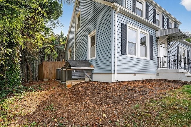 Building Photo - 326 Westhampton Ave