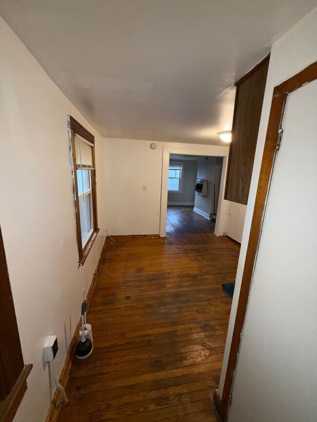 Building Photo - 686 3rd Ave