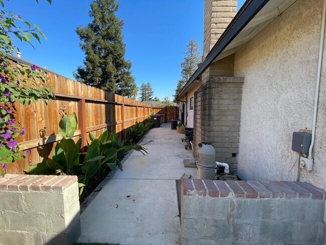 Building Photo - 6128 Chickasaw Ct