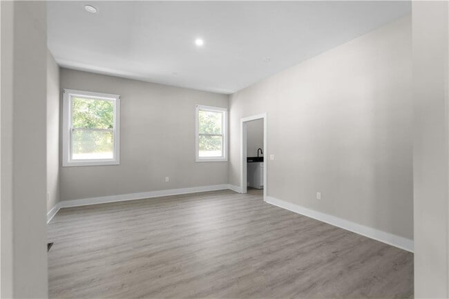 Building Photo - 1331 Diamond Ave SE