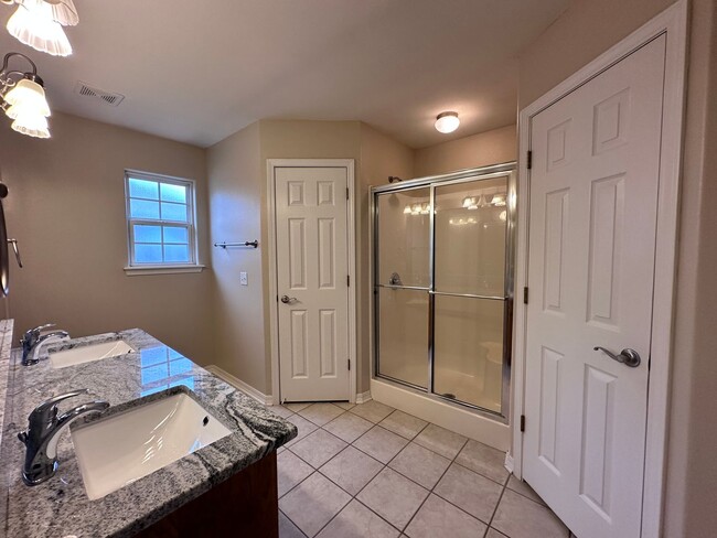 Building Photo - Gorgeous 3-Bedroom Home with Spacious Yard