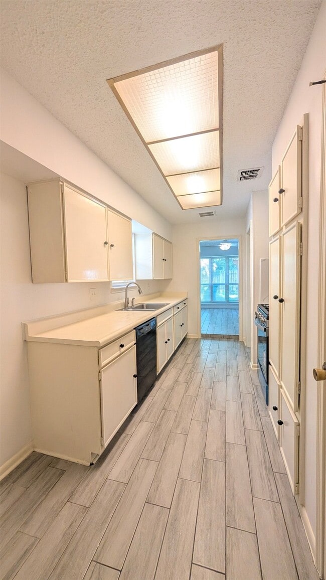 Building Photo - 10523 Huff Dr