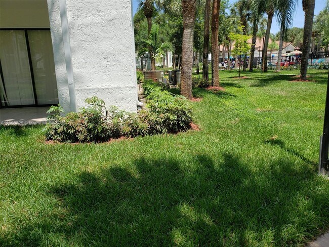 Building Photo - 550 S Park Rd