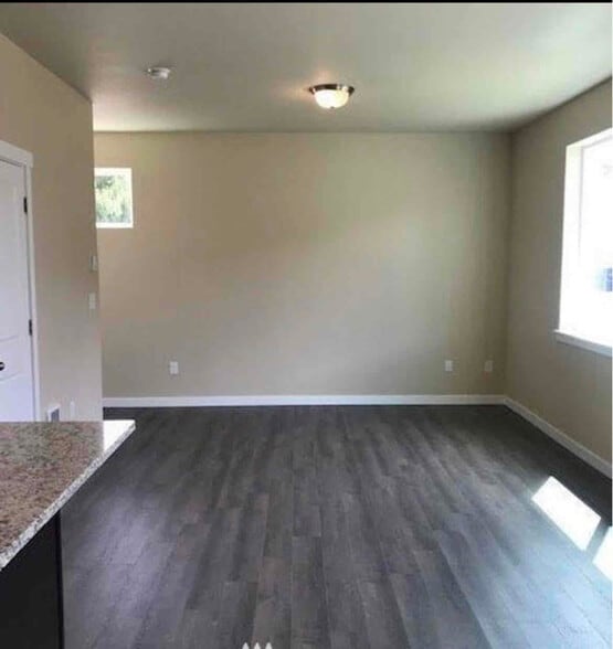 Building Photo - 1903 Ahlers Ave