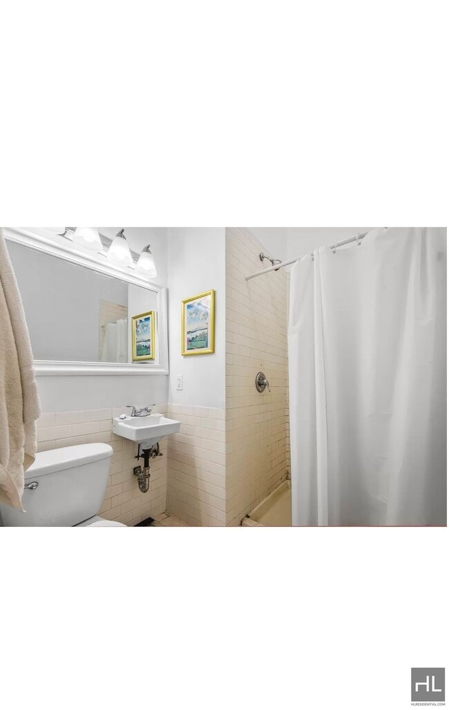 Building Photo - 3BR 1.5BA Duplex w/ Private Backyard & Lau...