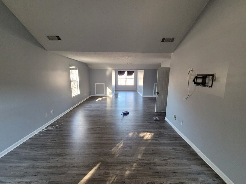 Building Photo - 3551 Creekview Dr