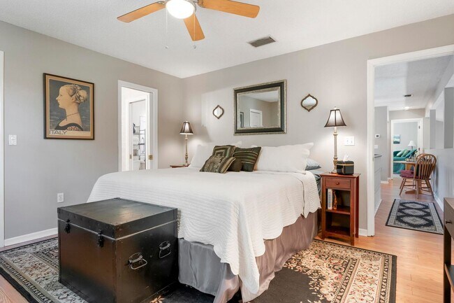 Building Photo - ** STUNNING 4 BEDROOM 2 FULL BATH/ 2 HALF BATH HOME WITH A PRIVATE POOL LOCATED JUST MINUTES FROM...