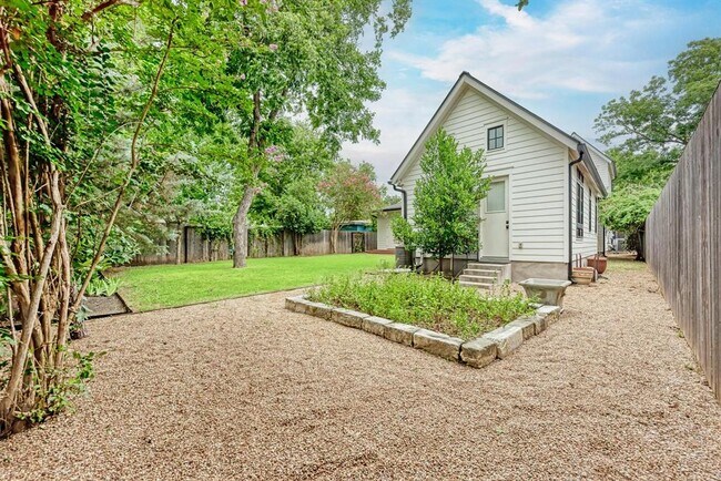 Building Photo - 1707 W St Johns Ave