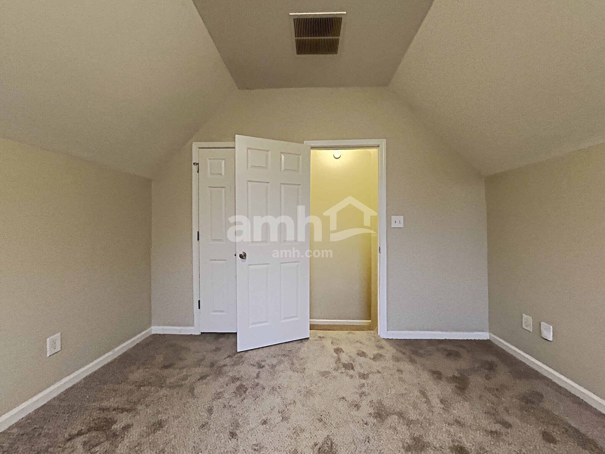 Building Photo - 2617 Woodford Ln