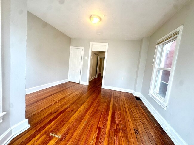 Building Photo - 3 BR, 1 Bath home Fenced in Yard