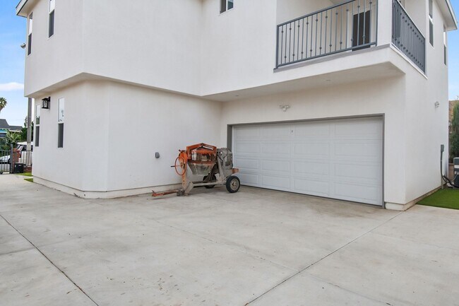 Building Photo - 513 S Oak St