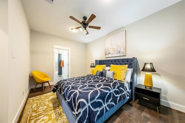 Building Photo - 8128 Overland Grv