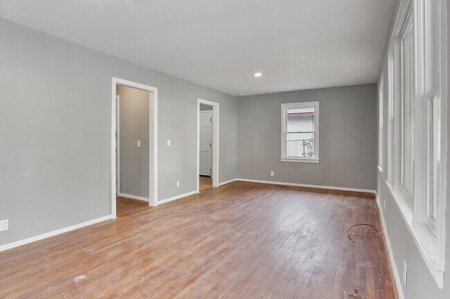 Building Photo - 402 Carver Ave