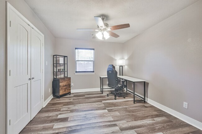 Building Photo - 24237 Creekwood Dr