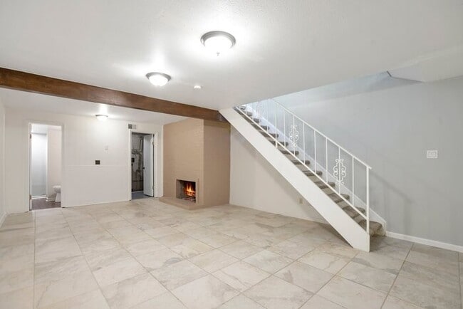 Building Photo - Inviting Townhome w/ 2-car Carport off the...