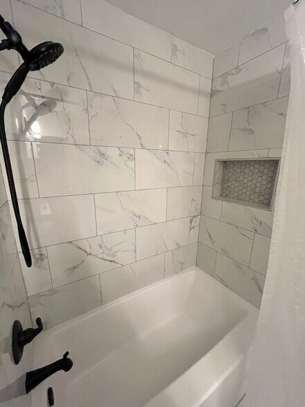 bathroom 1 - 207 Cross Pointe Ct