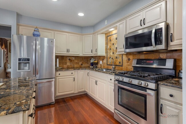 Building Photo - 7630 N Oleander Ave