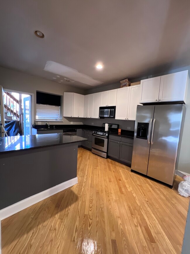 Kitchen - 5880 N Ridge Ave