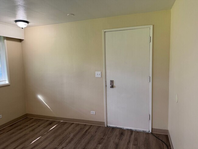 Building Photo - Updated 2 bedroom 1 bath duplex in Eugene!  $500 OFF YOUR FIRST MONTH'S RENT!