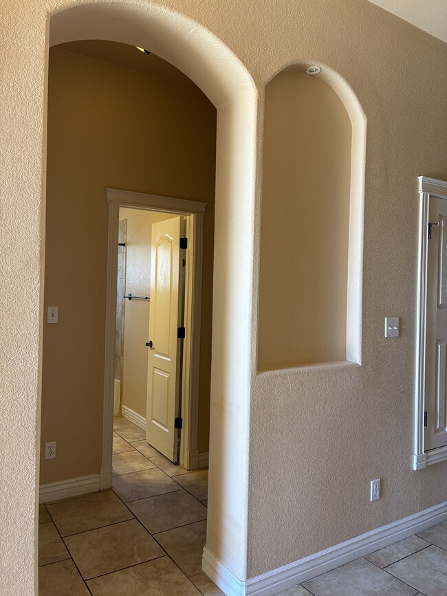 Building Photo - 5545 Manuel Moreno Dr