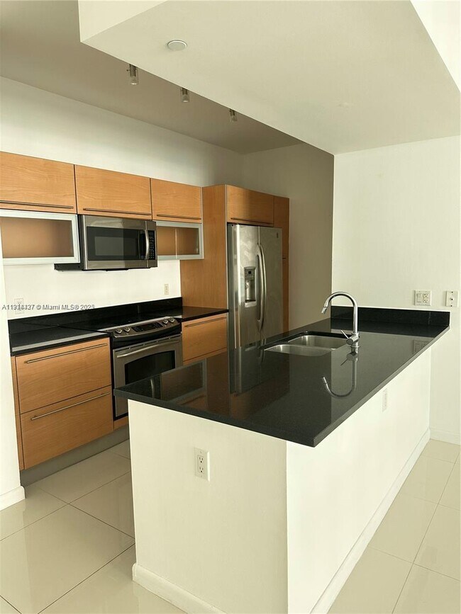 Building Photo - 951 Brickell Ave