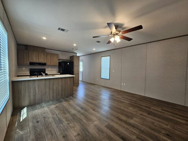 Building Photo - 601 Suwanee Dr