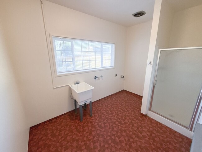 Building Photo - 3 Bedroom, 2.5 Bath House