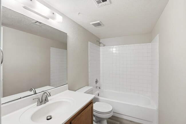 Building Photo - 2 bed, 2 bath Condo Right outside of Summerlin!