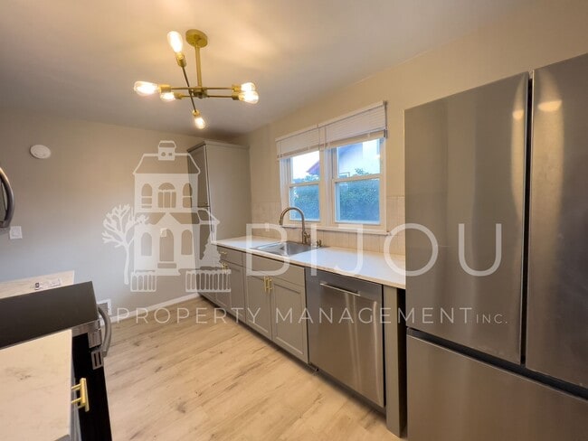 Building Photo - Located Close to Memorial Park!