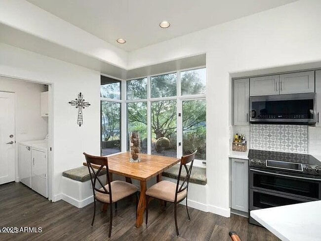 Building Photo - 9898 E Graythorn Dr