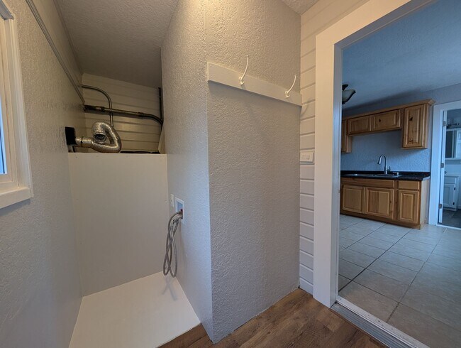 Building Photo - 2 bedroom 1 bath home