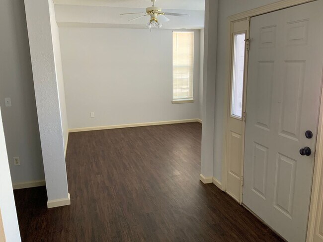 Building Photo - 424-424 Eisenhower St