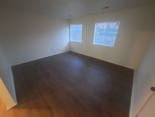 Building Photo - 1 bedroom apartment, walking distance to D...