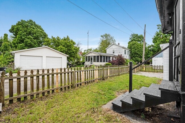 Building Photo - 3 bedroom house in Kendallville! CHRISTMAS...